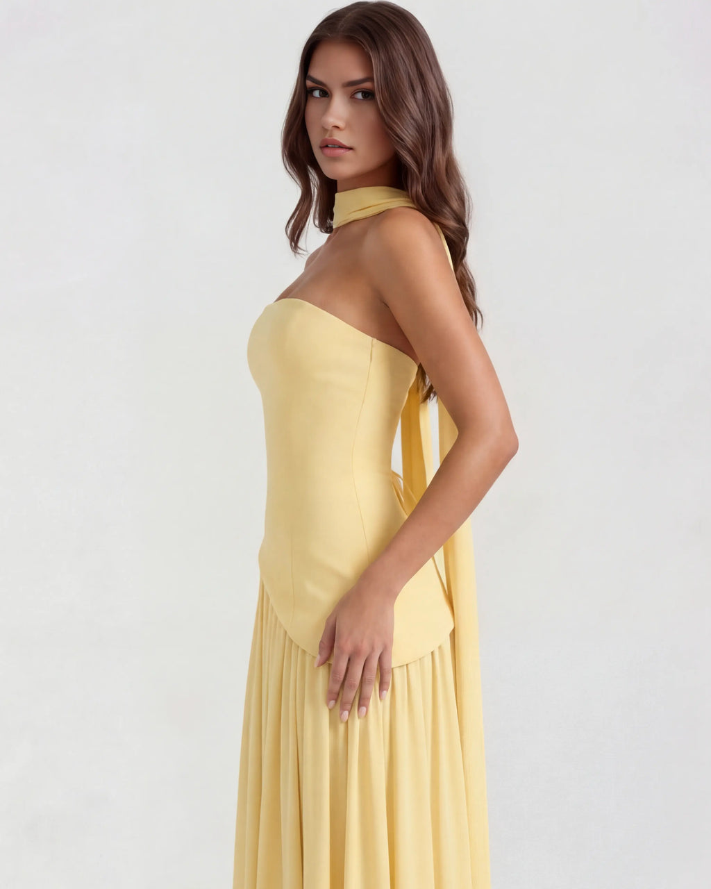 Vestido maxi amarillo con abertura lateral