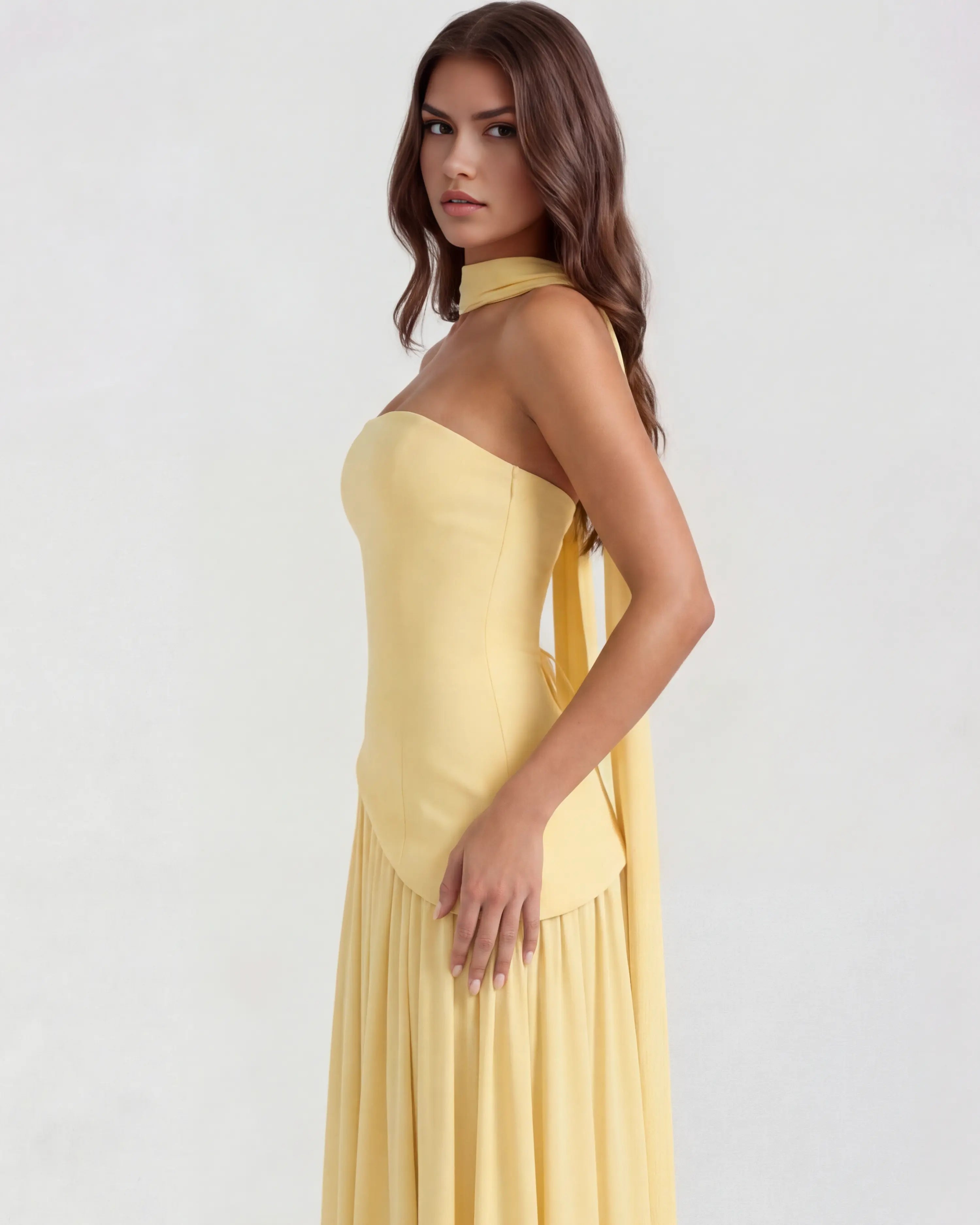 Vestido maxi amarillo con abertura lateral