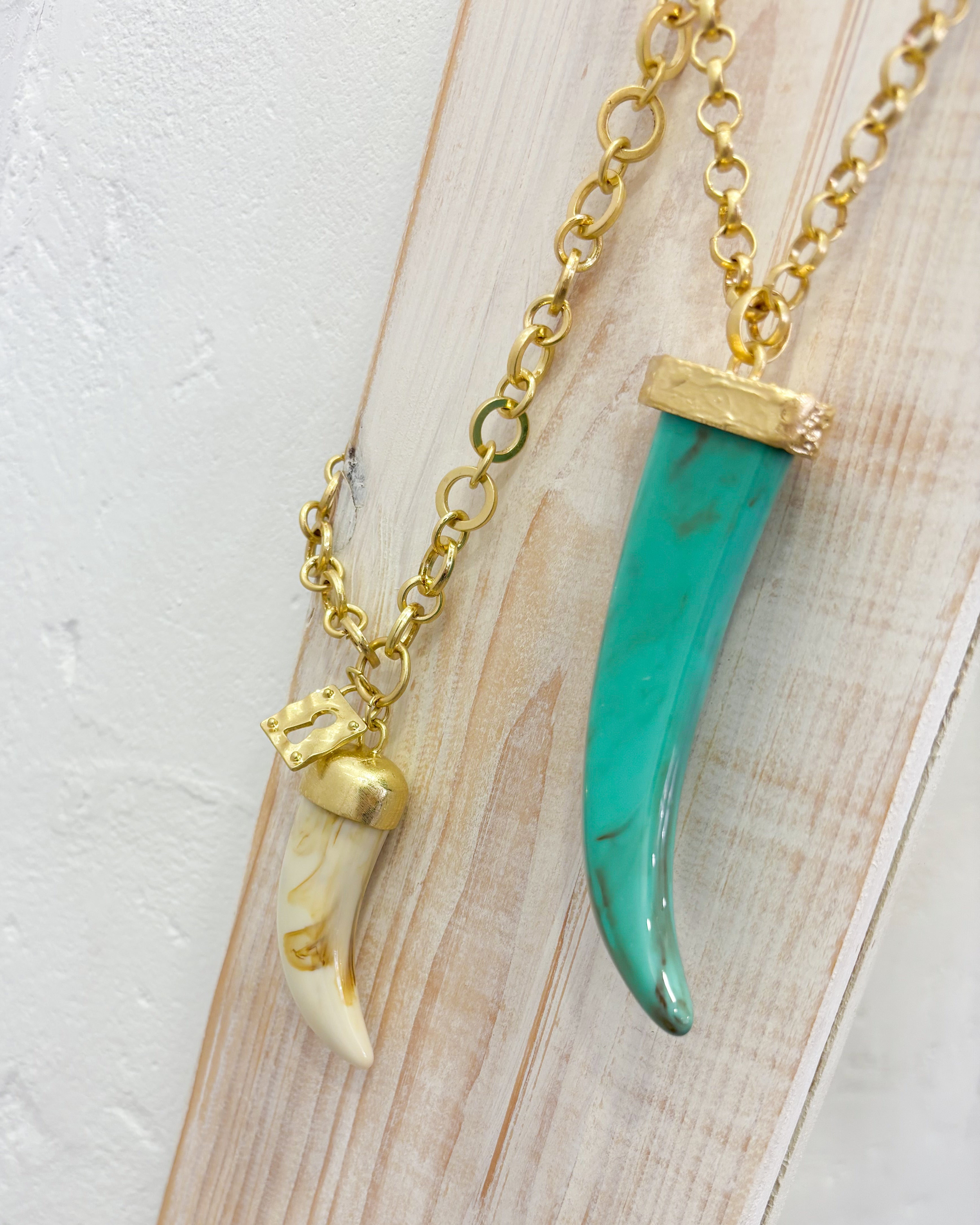 COLLAR CUERNO TURQUESA