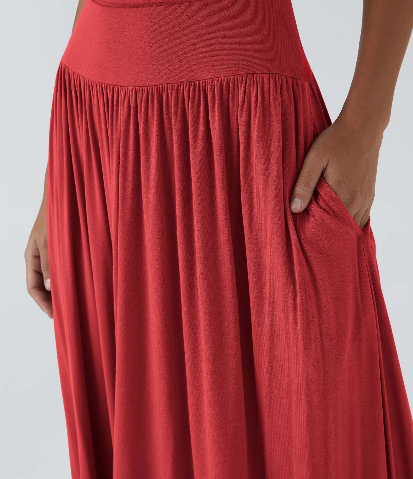 Vestido maxi fluido canalé, escote barco, tirante asimétrico, fruncido lateral, bolsillos