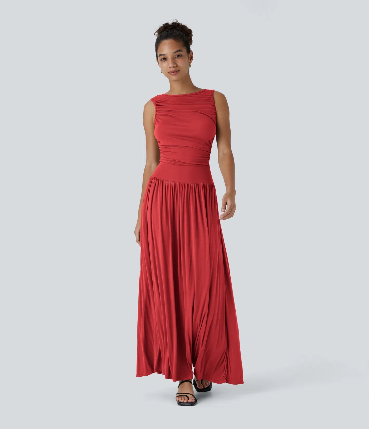Vestido maxi fluido canalé, escote barco, tirante asimétrico, fruncido lateral, bolsillos