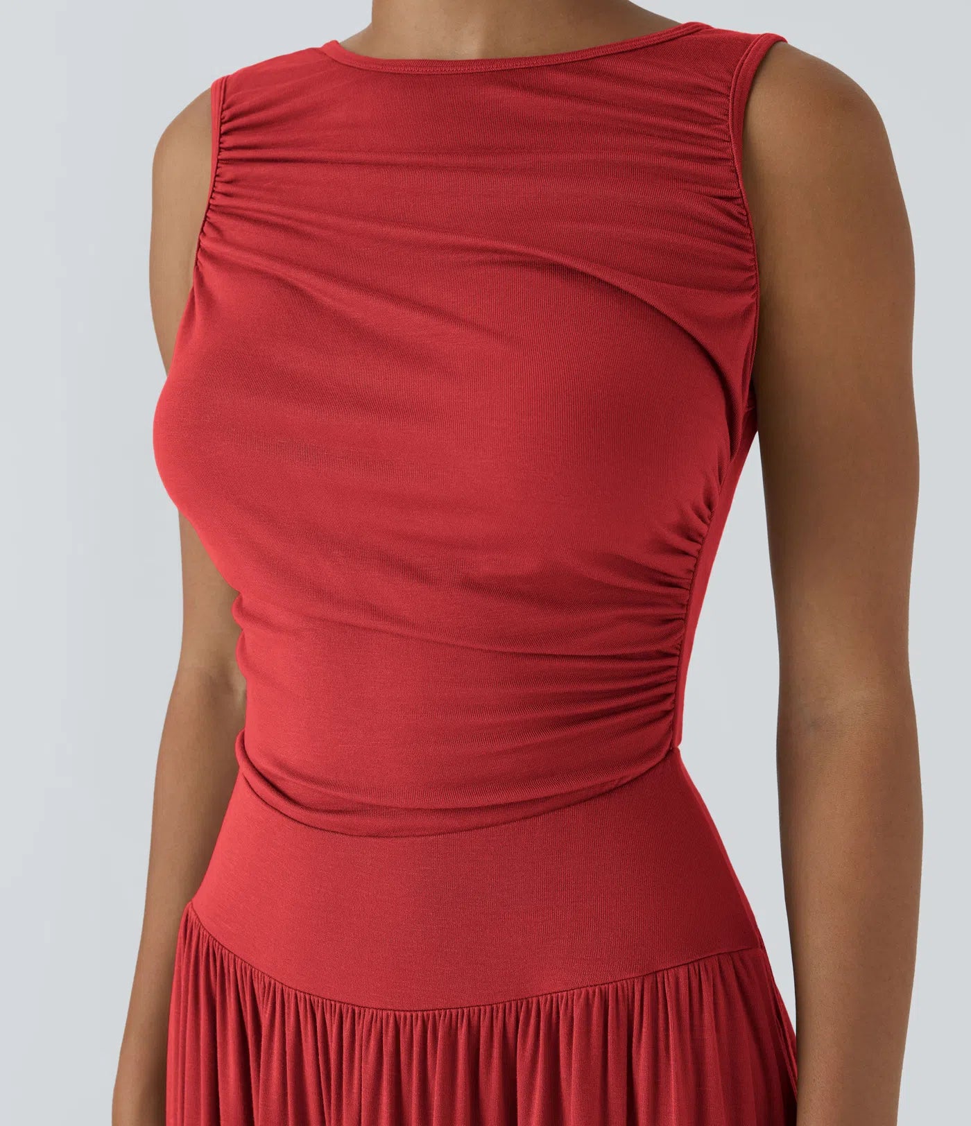 Vestido maxi fluido canalé, escote barco, tirante asimétrico, fruncido lateral, bolsillos