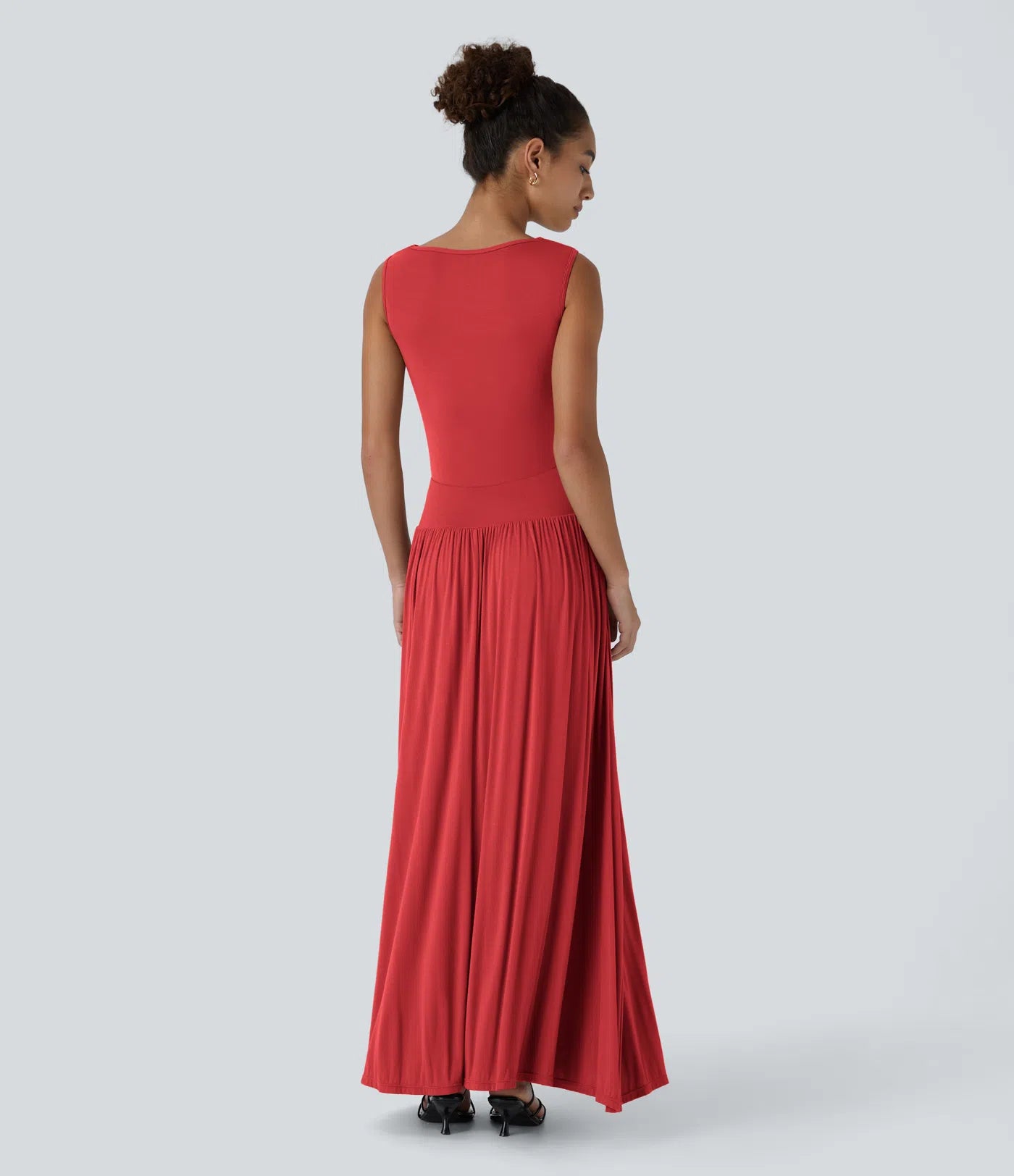 Vestido maxi fluido canalé, escote barco, tirante asimétrico, fruncido lateral, bolsillos