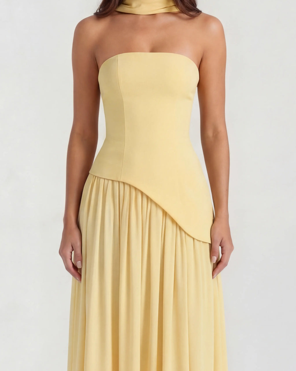 Vestido maxi amarillo con abertura lateral