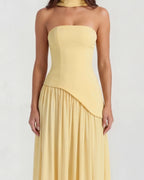 Vestido maxi amarillo con abertura lateral