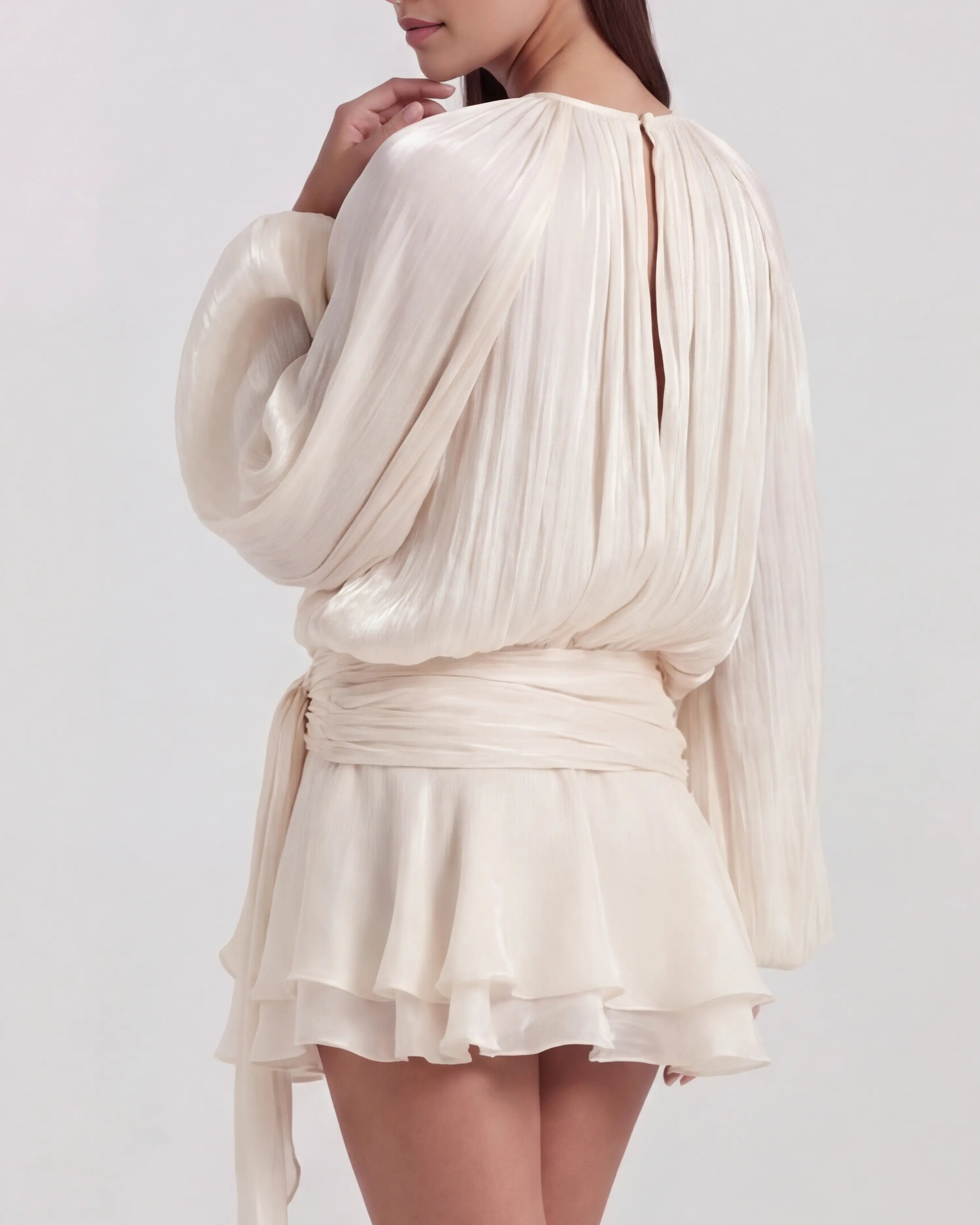 Vestido mini blanco boho con manga abullonada