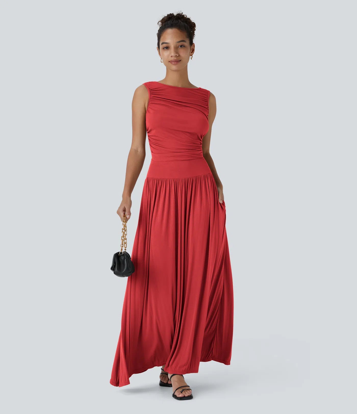 Vestido maxi fluido canalé, escote barco, tirante asimétrico, fruncido lateral, bolsillos