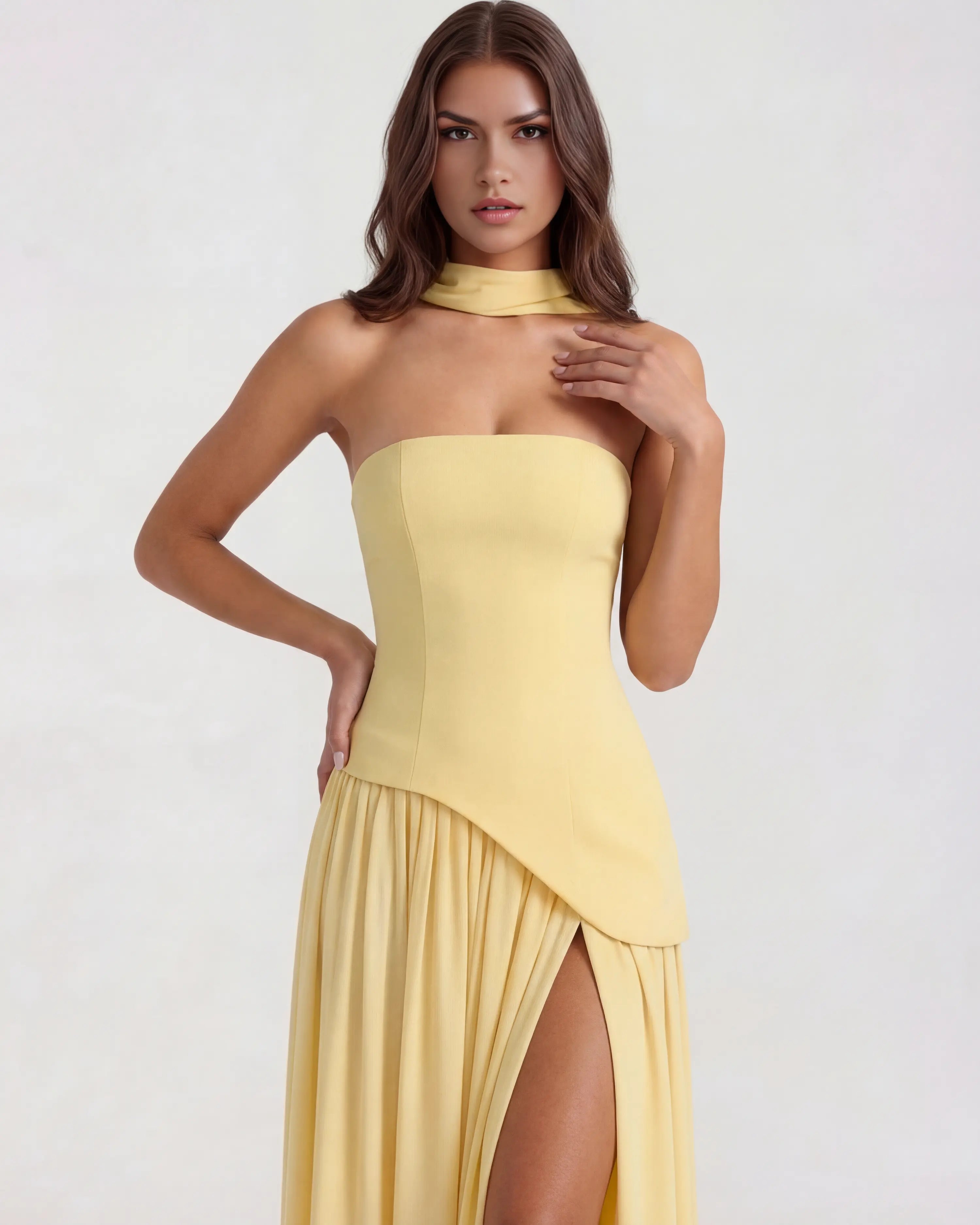Vestido maxi amarillo con abertura lateral