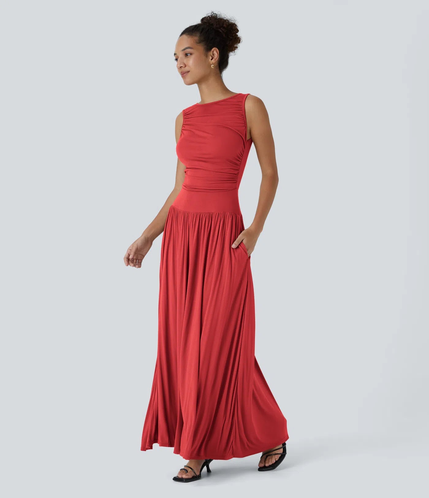 Vestido maxi fluido canalé, escote barco, tirante asimétrico, fruncido lateral, bolsillos
