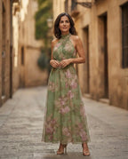 Vestido largo de gasa verde con estampado floral y escote halter